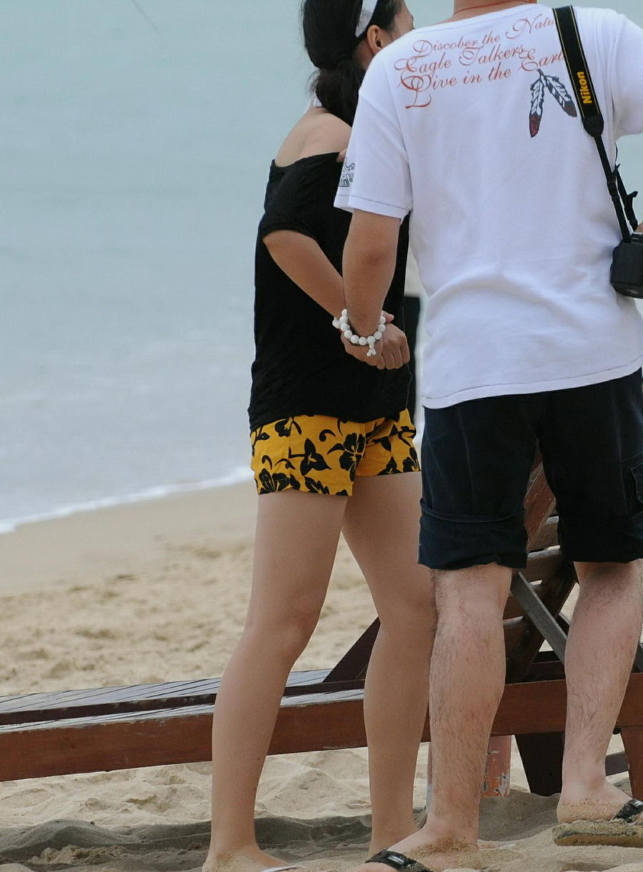 在三亚海滩边拍的妹子，真正极品大白腿