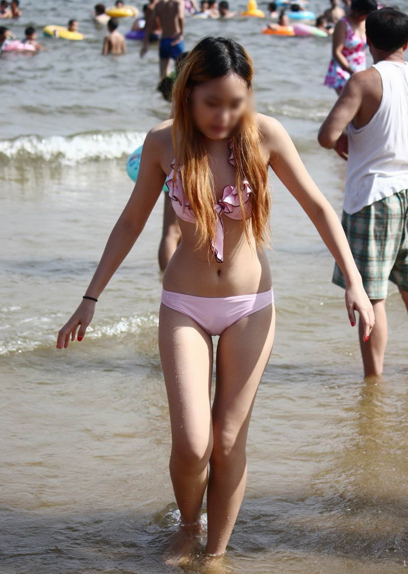 亚龙湾沙滩享受生活的比基尼美女