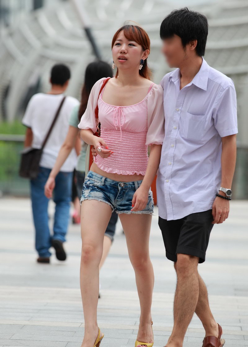 杭州文化广场街拍的牛仔短裤美女