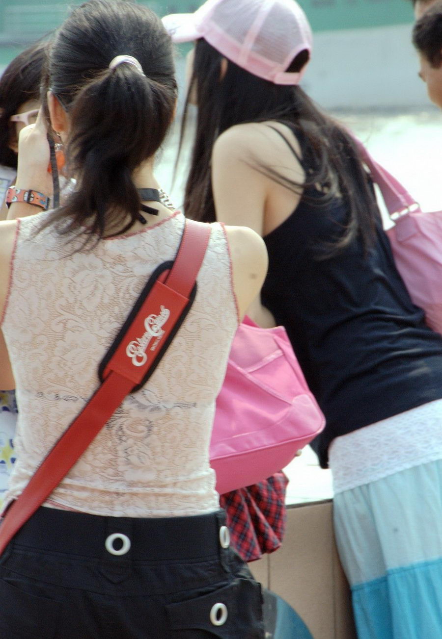 海边照相的女孩