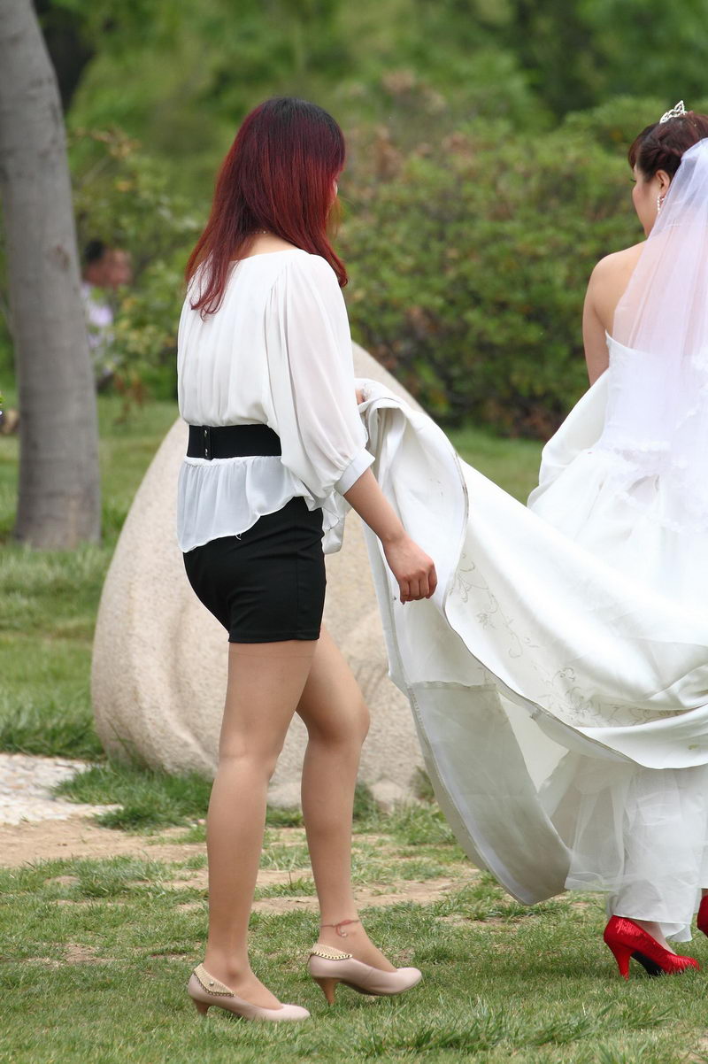 陪着新娘公园照婚纱照的MM