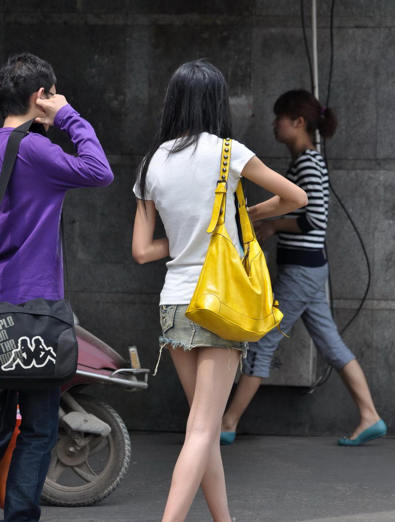 三元路街拍破边牛仔短裙女生