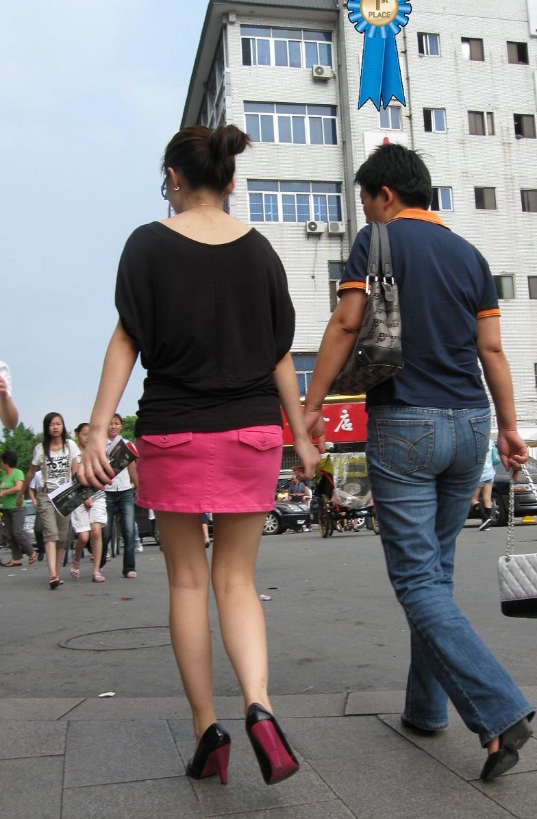在火车站拍的短裙妹子，其实男人的鞋才是亮点