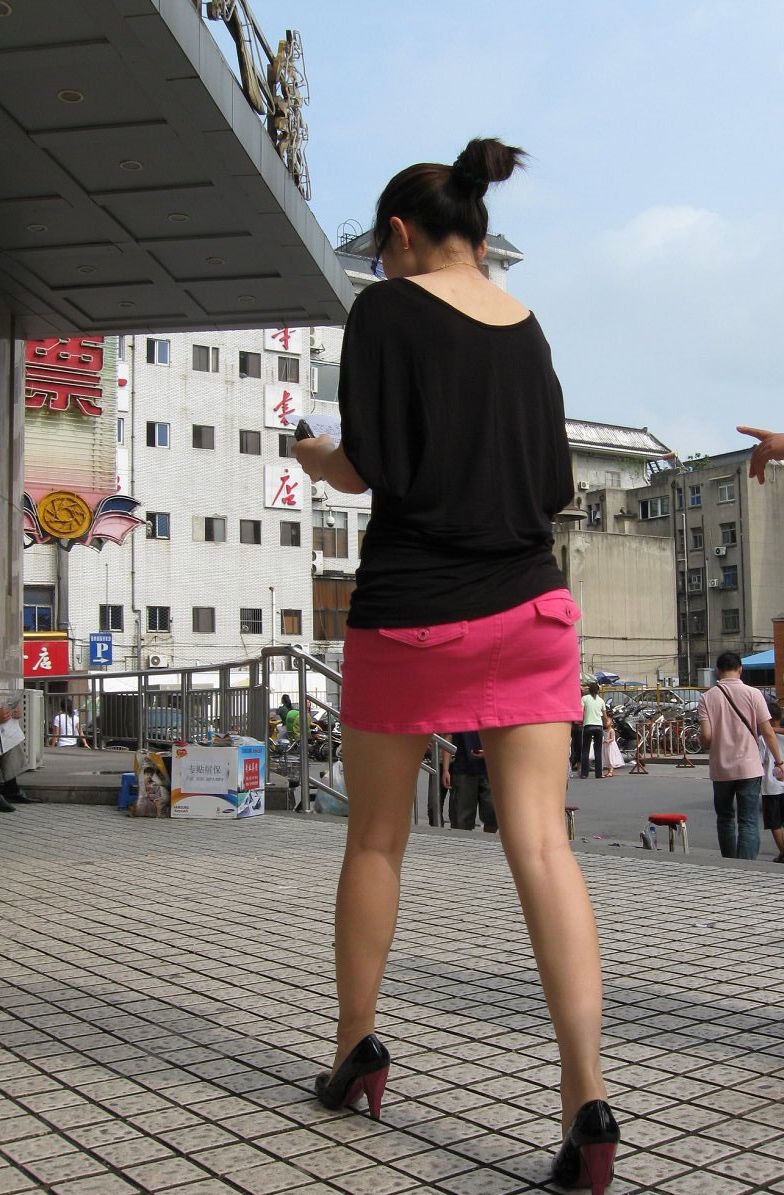 在火车站拍的短裙妹子，其实男人的鞋才是亮点(1)