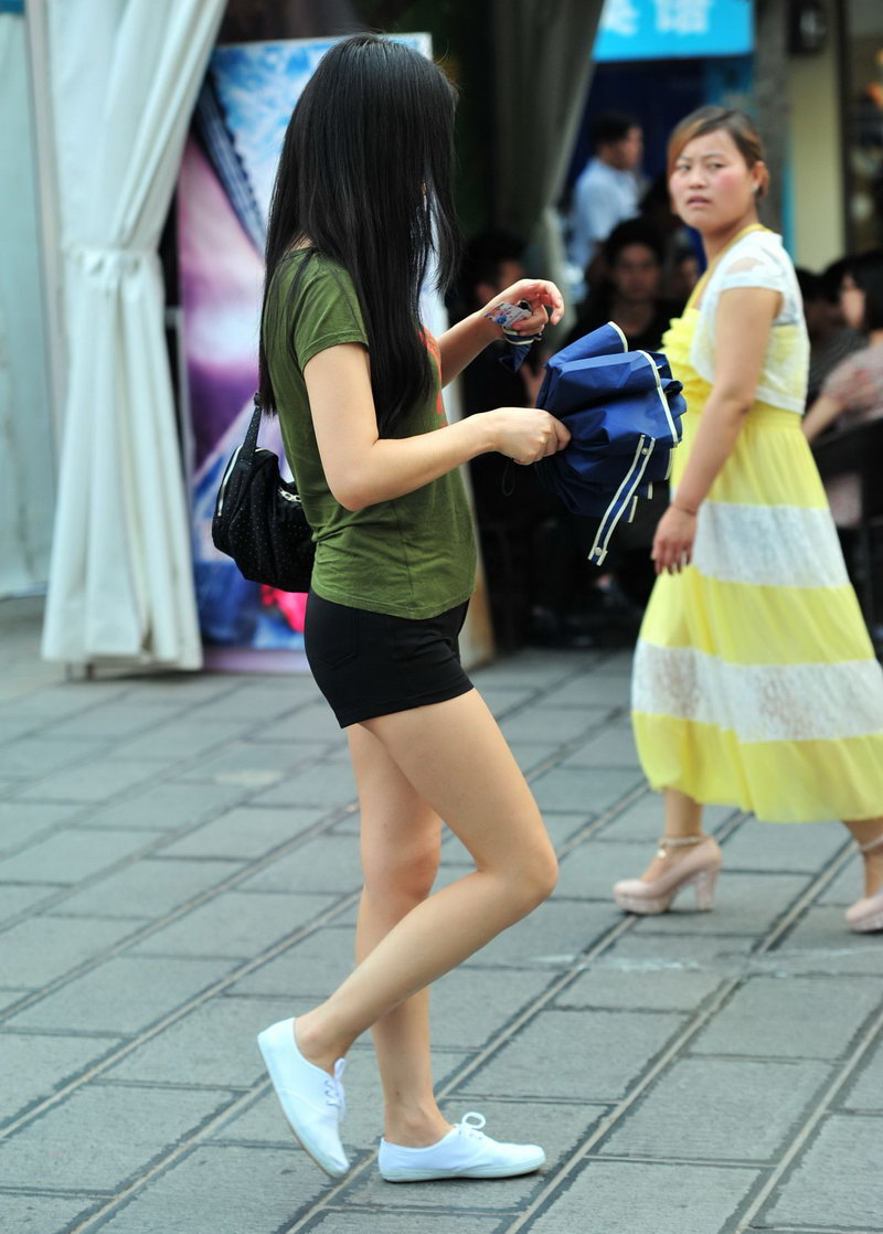 泰富广场街拍的美女