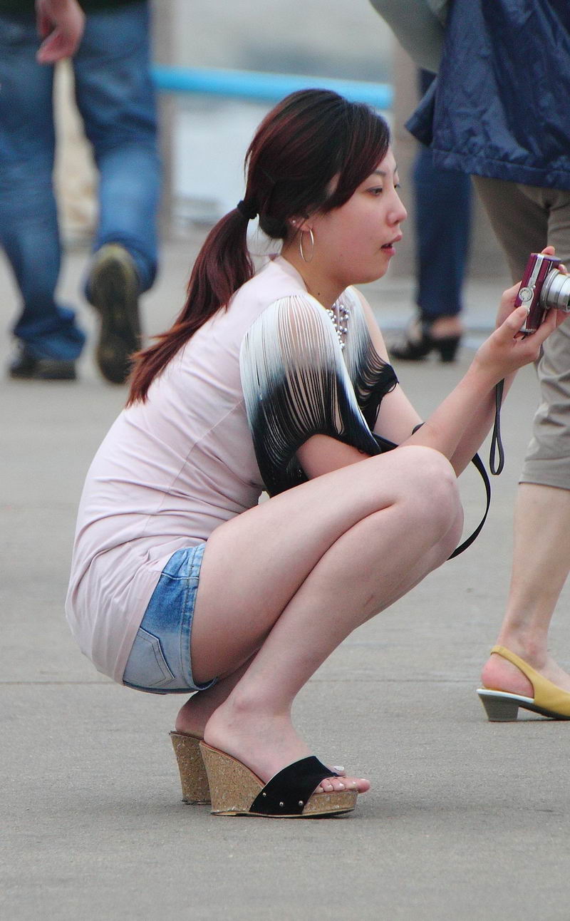 上海正大广场街拍美腿少妇