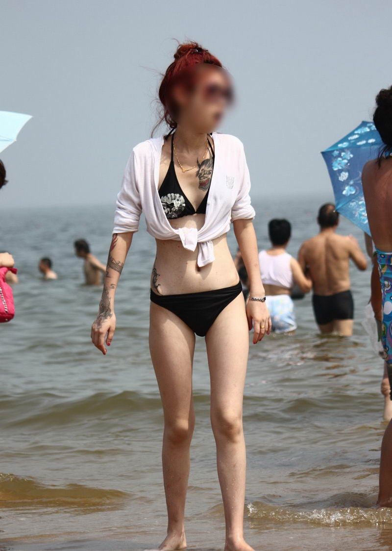 日照第三海水浴场的纹身黑色比基尼美女