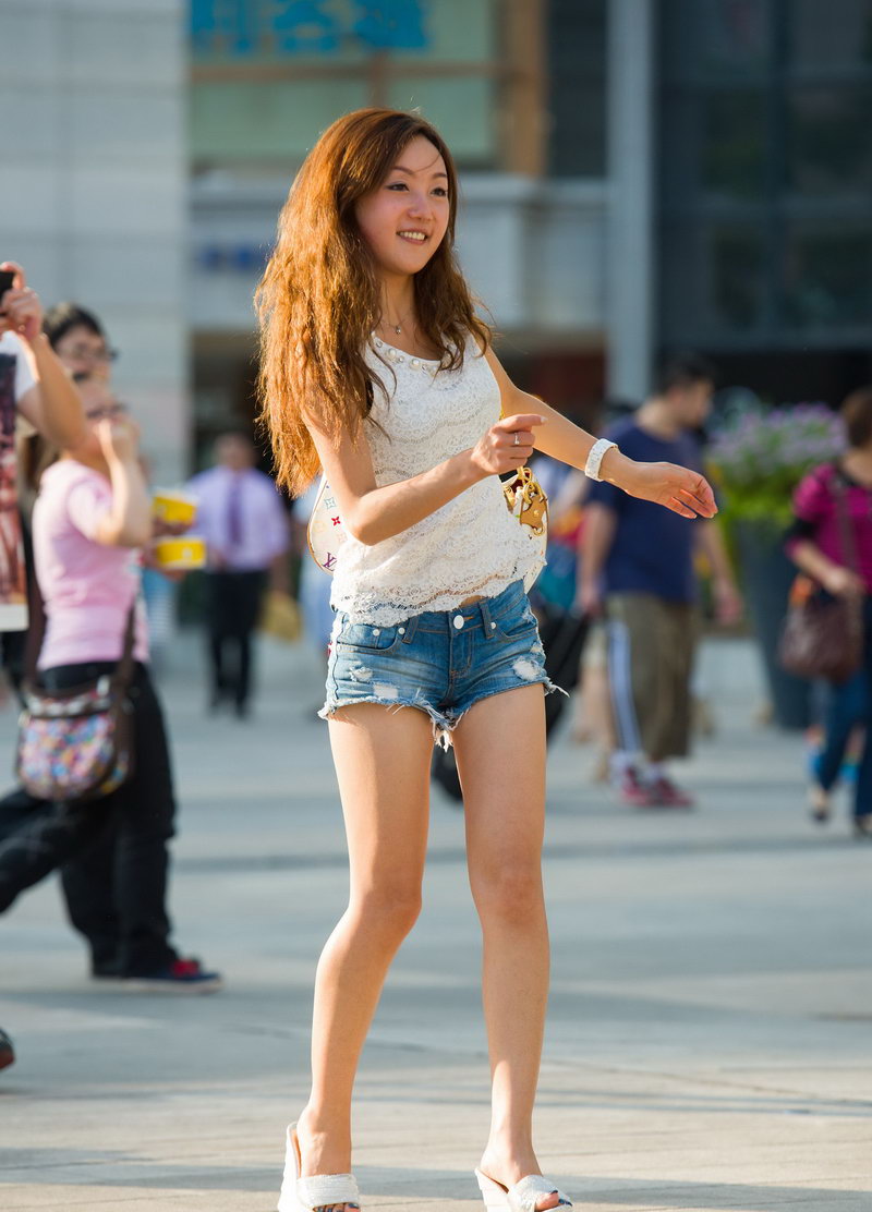 文化广场街拍的牛仔短裤女生