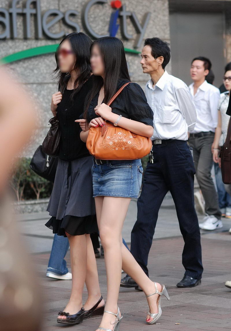 动物园商业区街拍牛仔裙北京美女