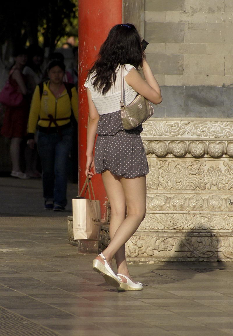上海旅游景点街拍美腿MM