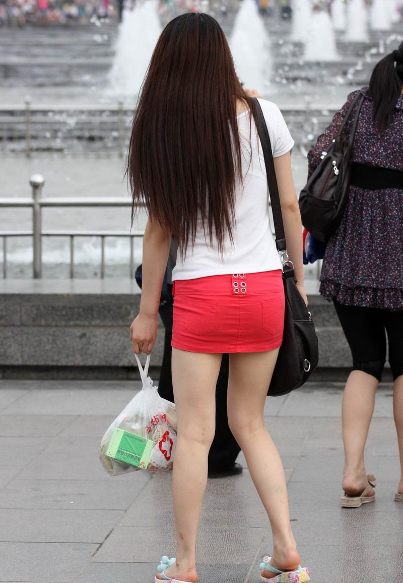 美里湖广场街拍红色超短裙美眉