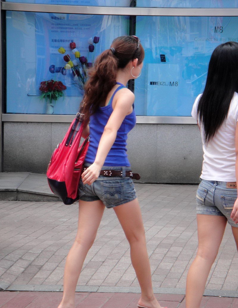 逛街的两个华南师大女大学生