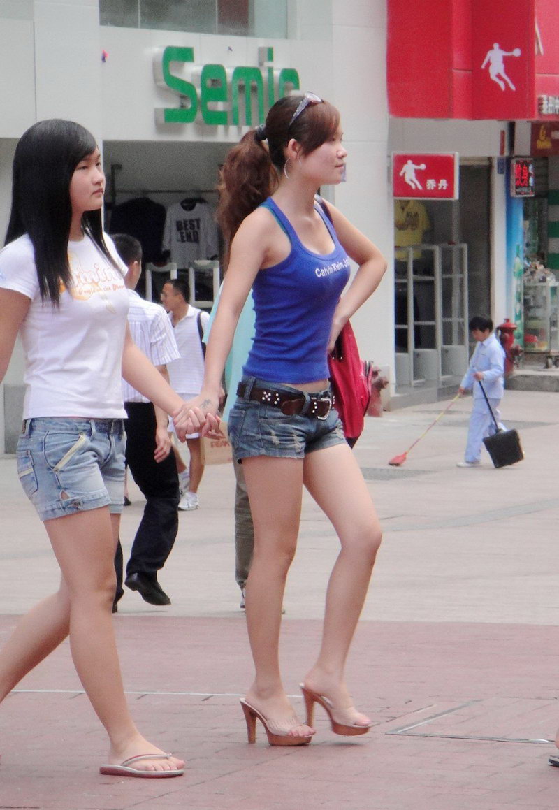 逛街的两个华南师大女大学生