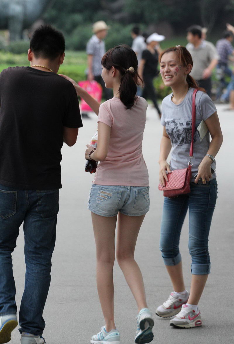 中南大学上街参加活动的女生