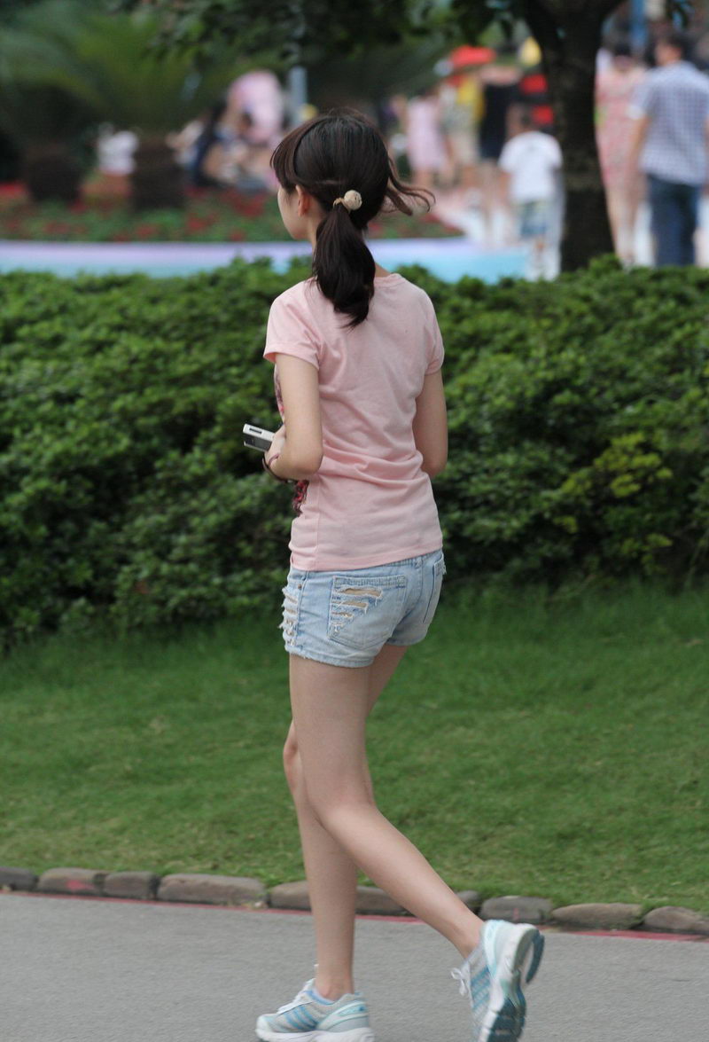 中南大学上街参加活动的女生(1)