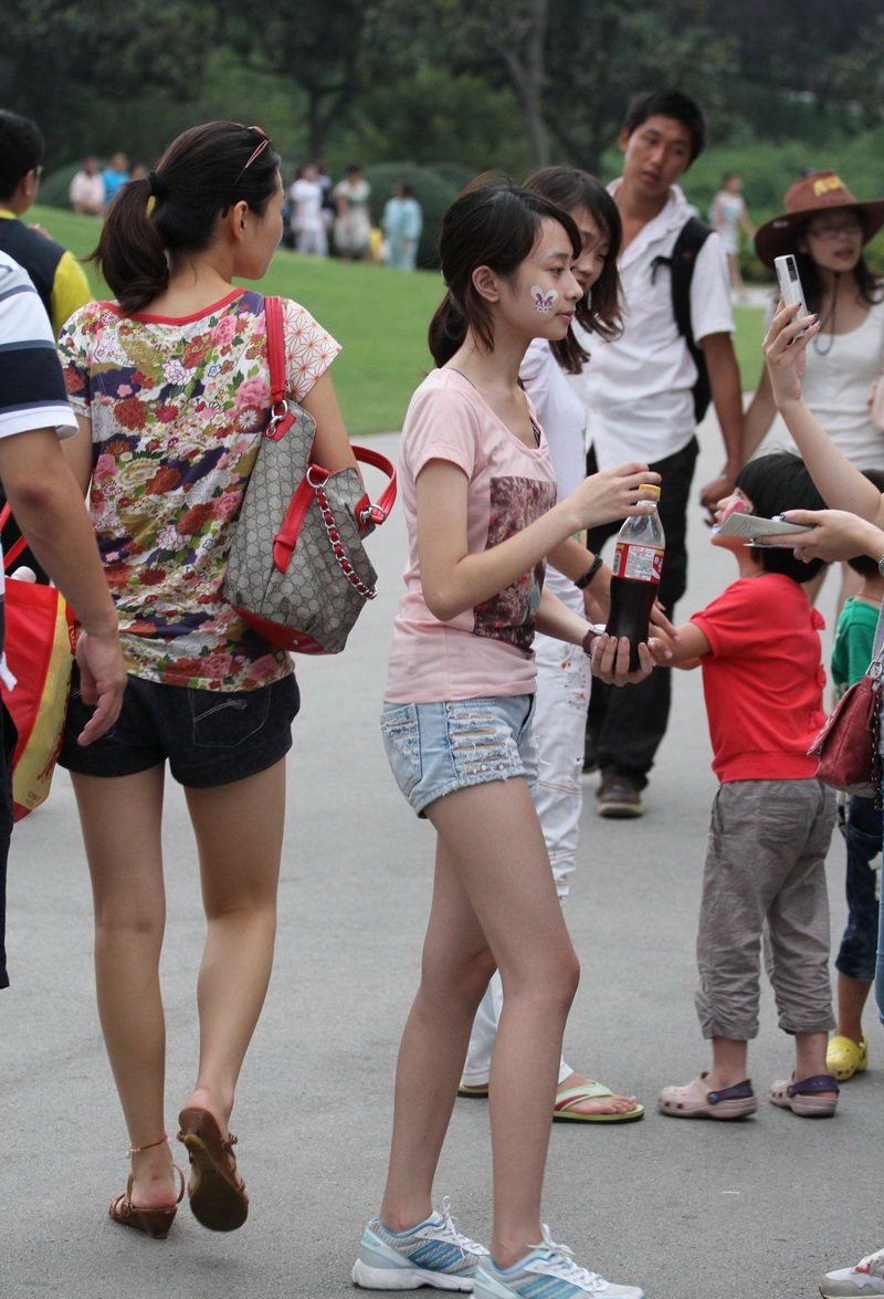 中南大学上街参加活动的女生