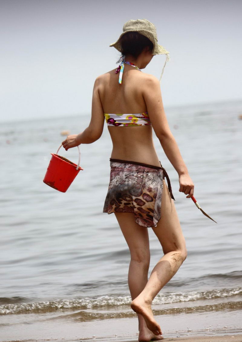 海边玩沙子的泳装美女(1)