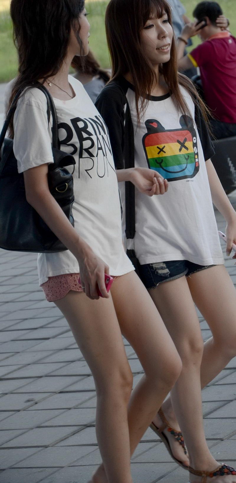 右边那位MM像不像尚雯婕呀