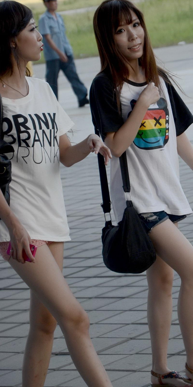 右边那位MM像不像尚雯婕呀