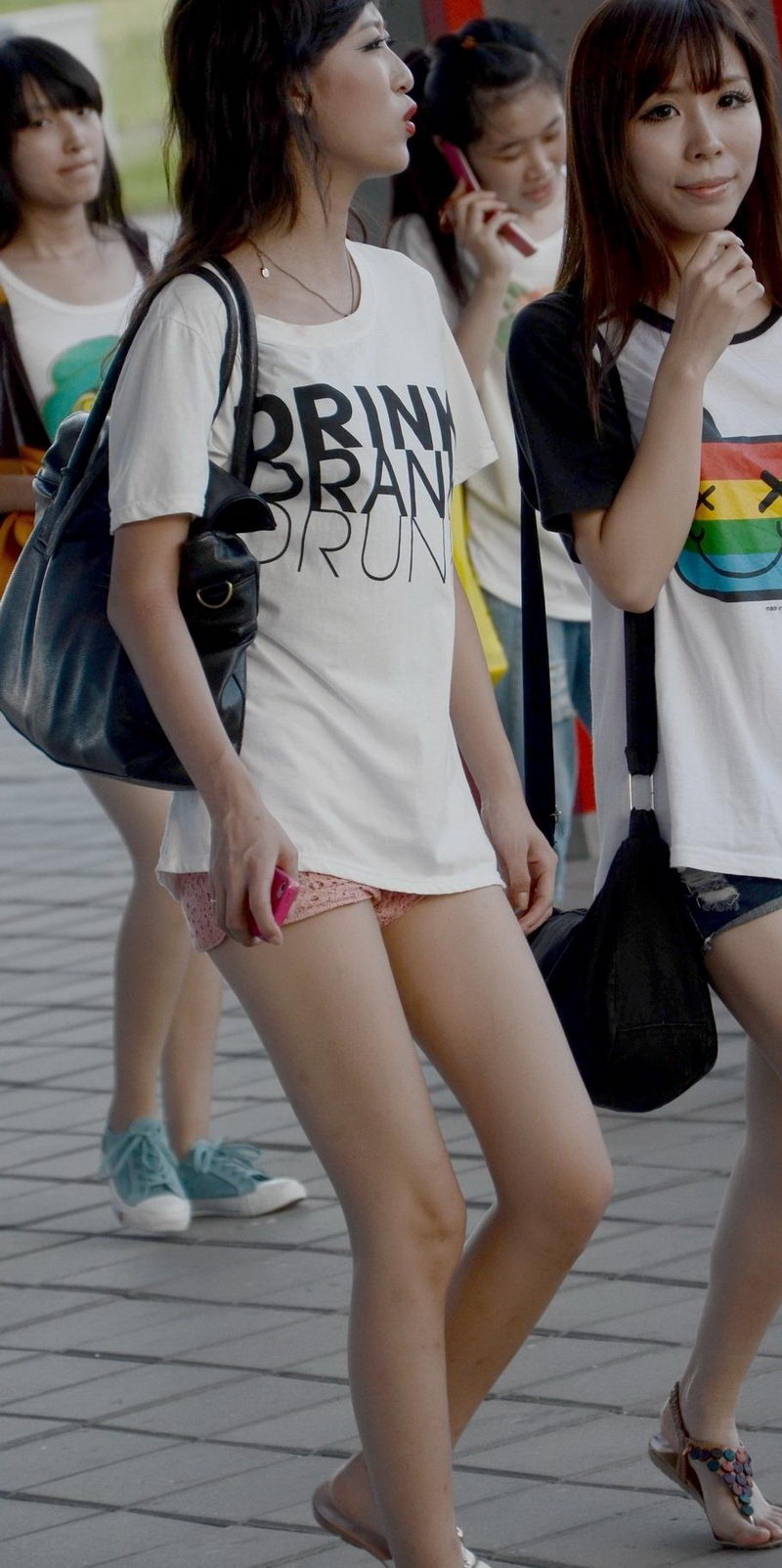 右边那位MM像不像尚雯婕呀