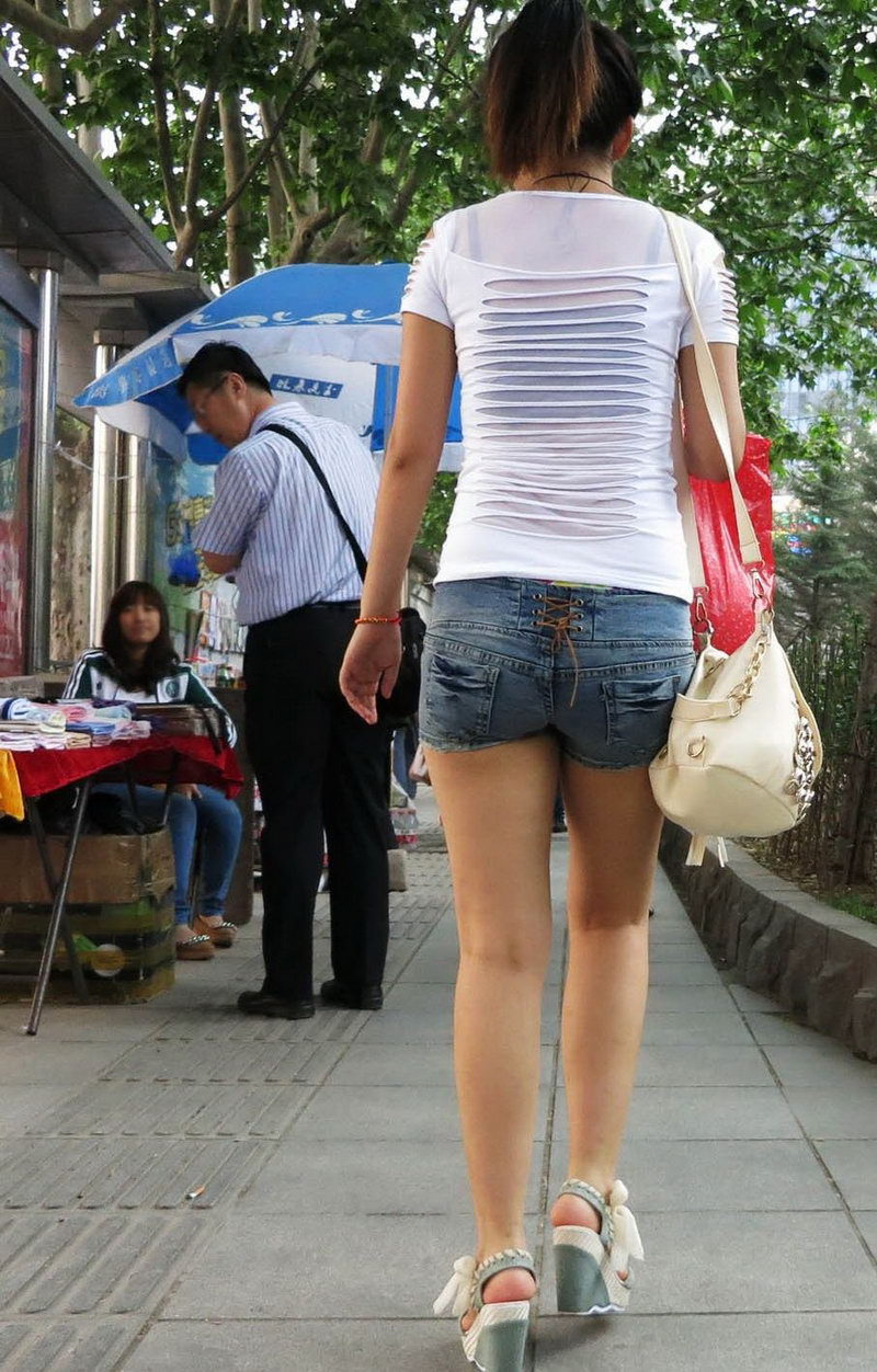 重庆大学服装学院街拍的牛仔短裤女生