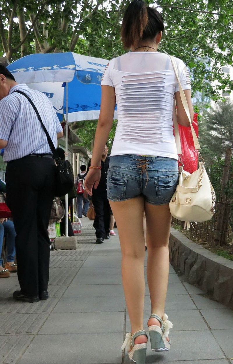 重庆大学服装学院街拍的牛仔短裤女生