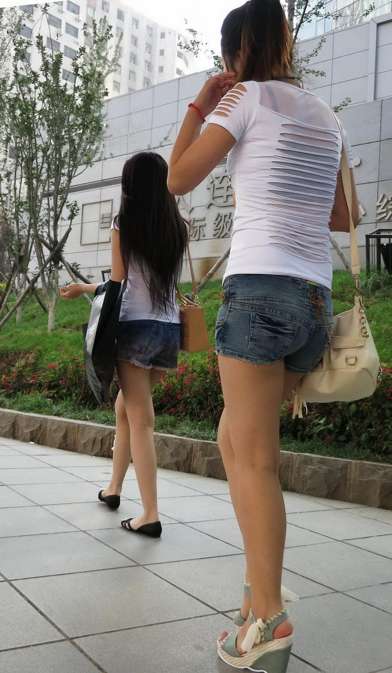 重庆大学服装学院街拍的牛仔短裤女生(1)