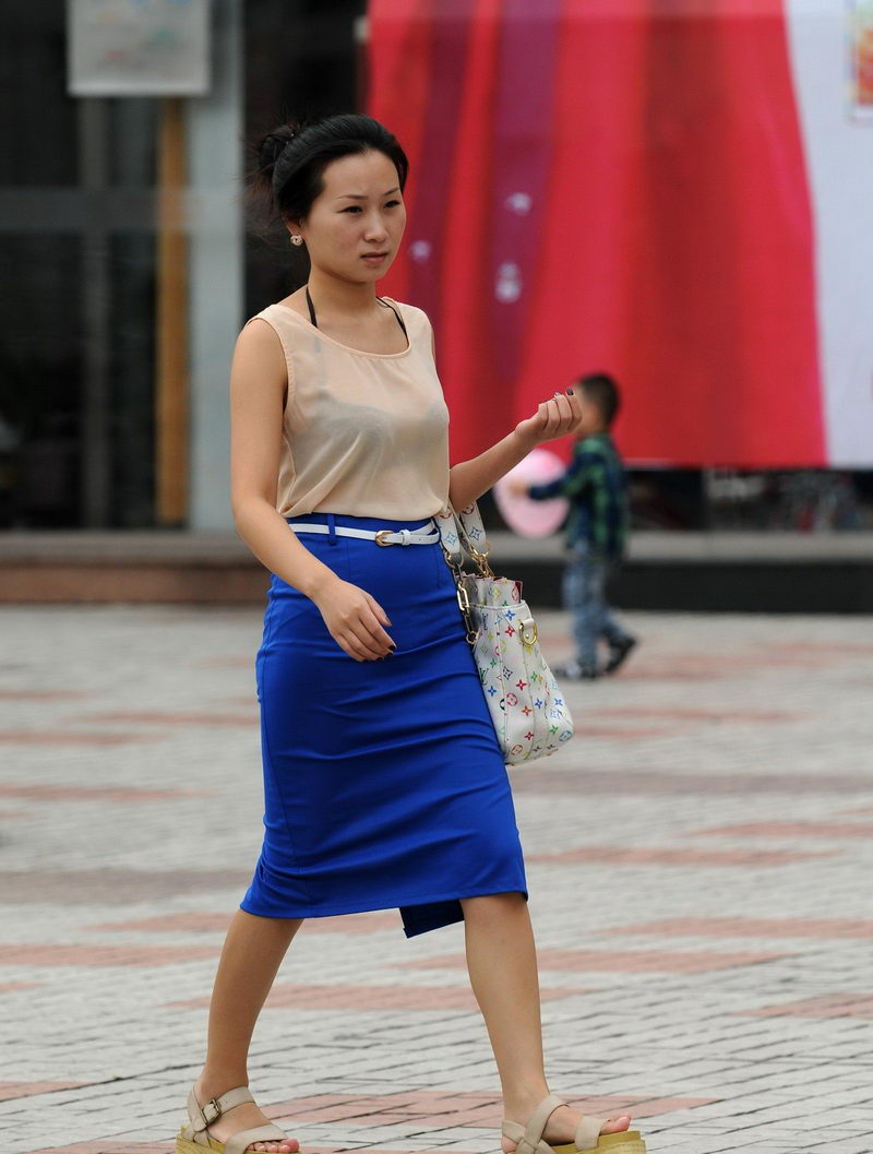 linkchic包包搭配蓝长裙，典型的上海风格(1)