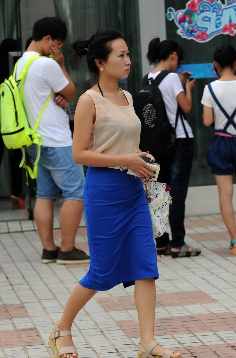 linkchic包包搭配蓝长裙，典型的上海风格