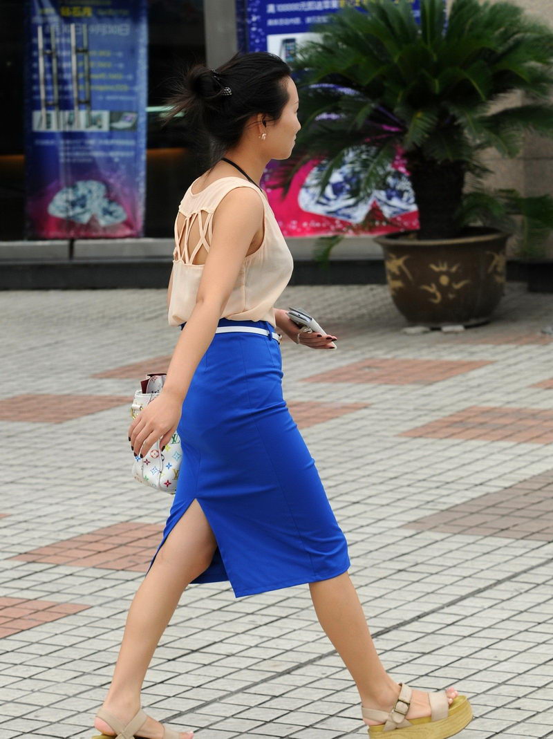linkchic包包搭配蓝长裙，典型的上海风格