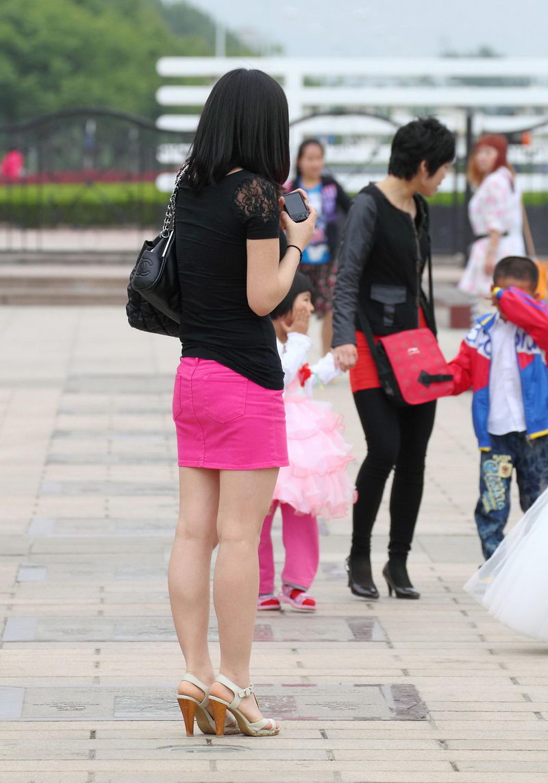 周末带学生游园的美女老师