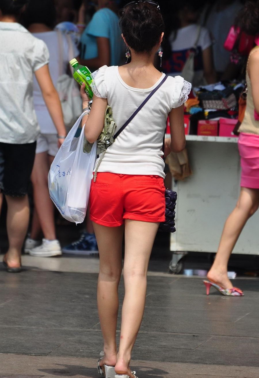 街拍一个打遮阳伞的红短裤女孩秀美腿(1)