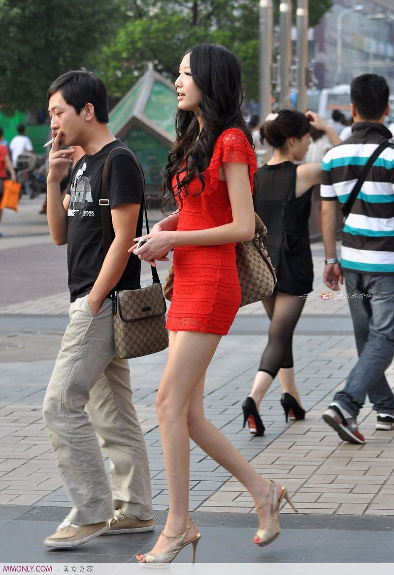 街拍超级大长腿美女，穿着红裙鹤立鸡群