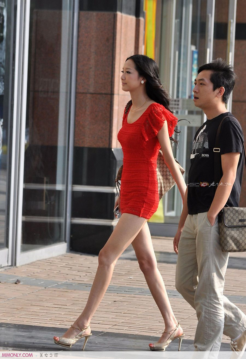街拍超级大长腿美女，穿着红裙鹤立鸡群(1)