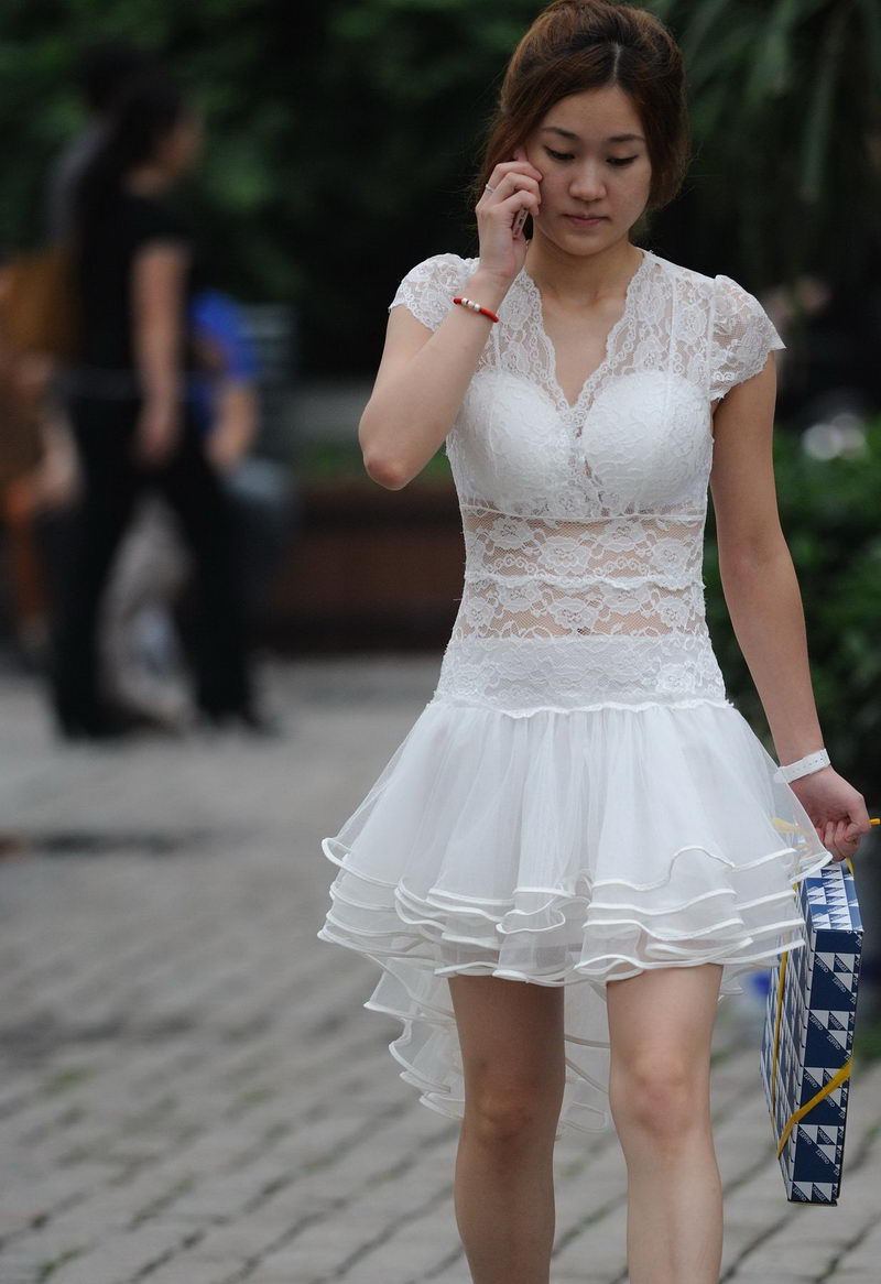 今年很流行这种白色镂空婚纱裙