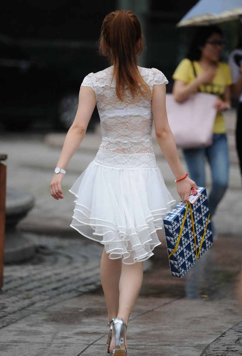 今年很流行这种白色镂空婚纱裙