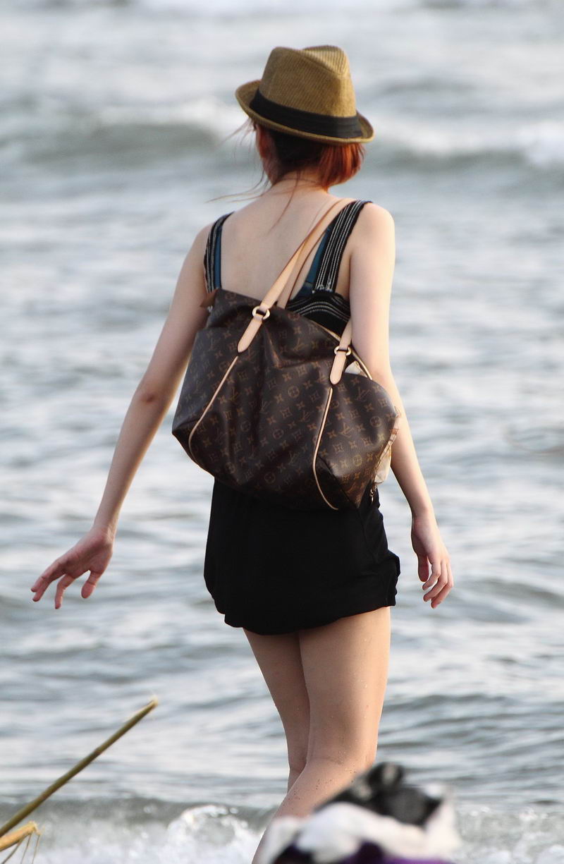 葫芦岛沙滩上的美女