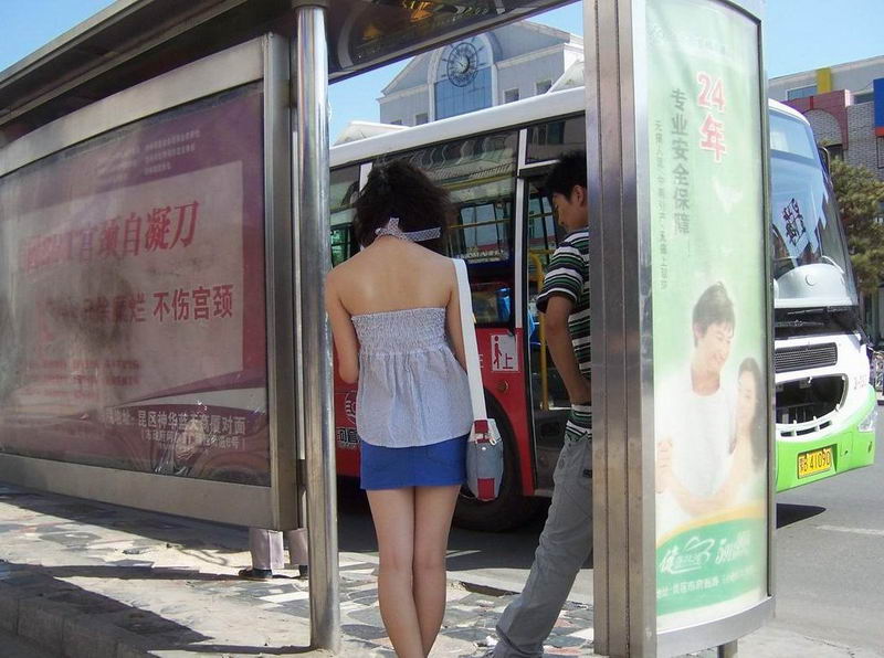 208公交车站街拍蓝色超短裙女生