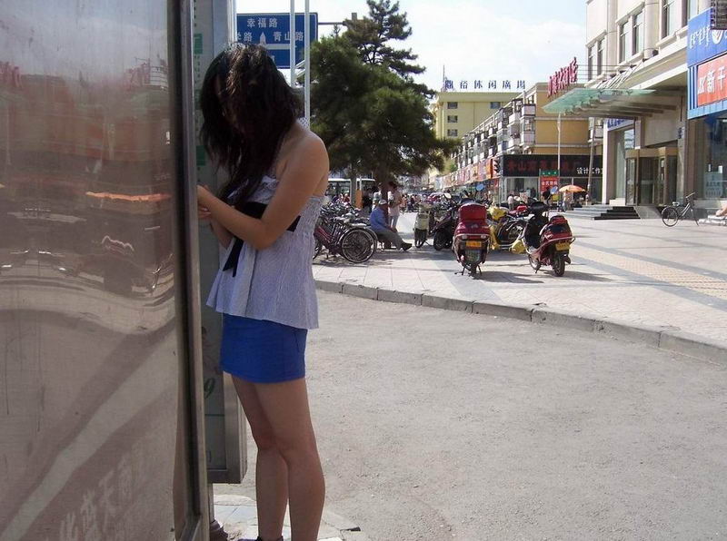 208公交车站街拍蓝色超短裙女生