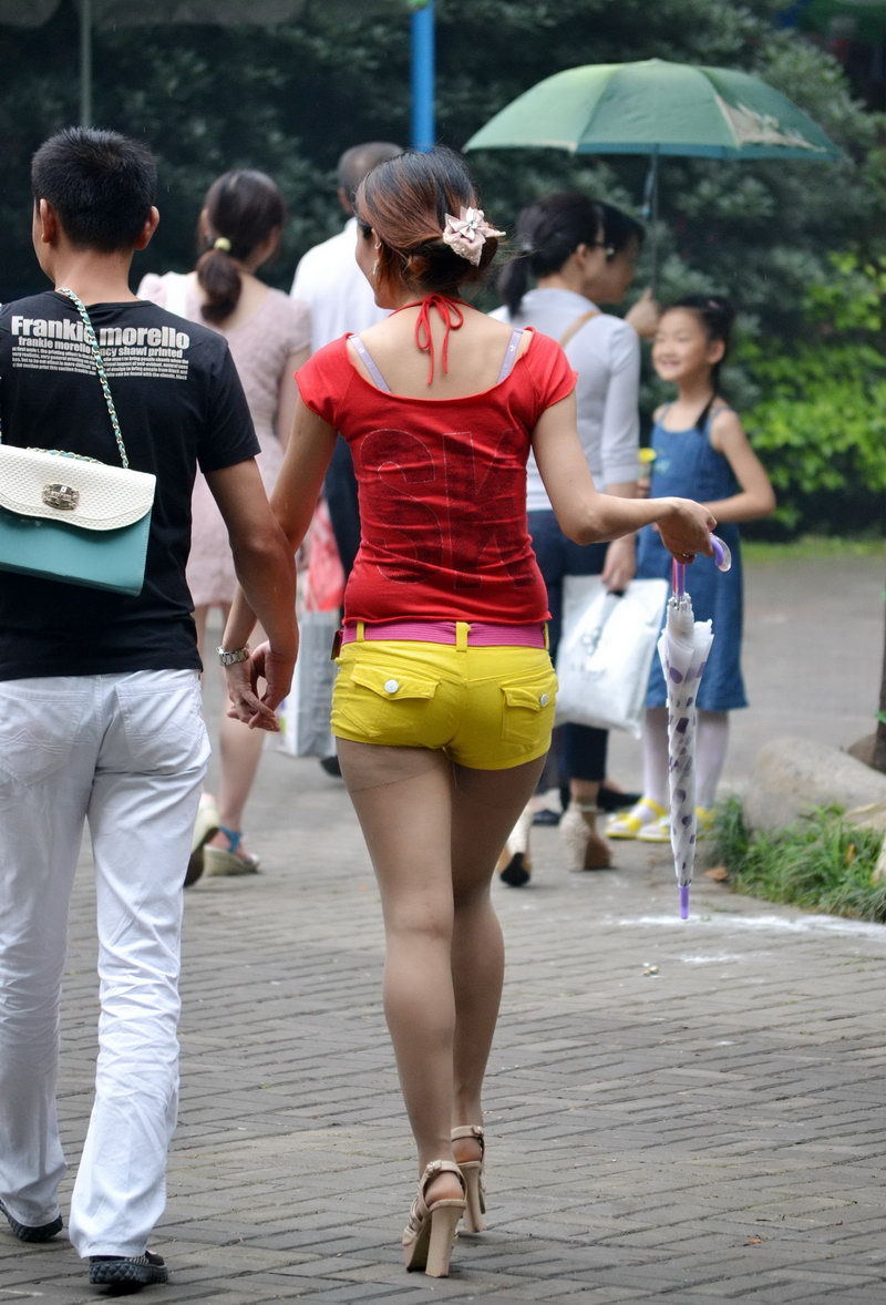 这大晴天的带个雨伞干吗