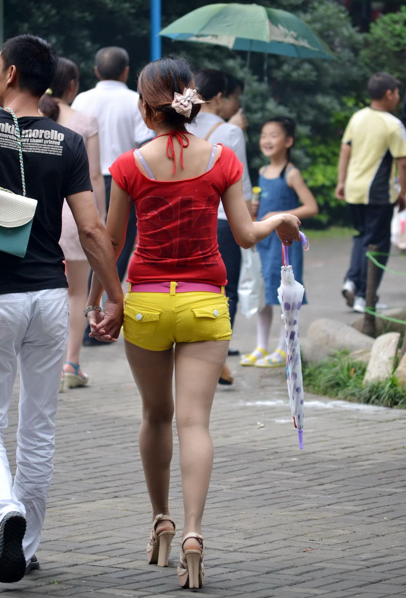 这大晴天的带个雨伞干吗