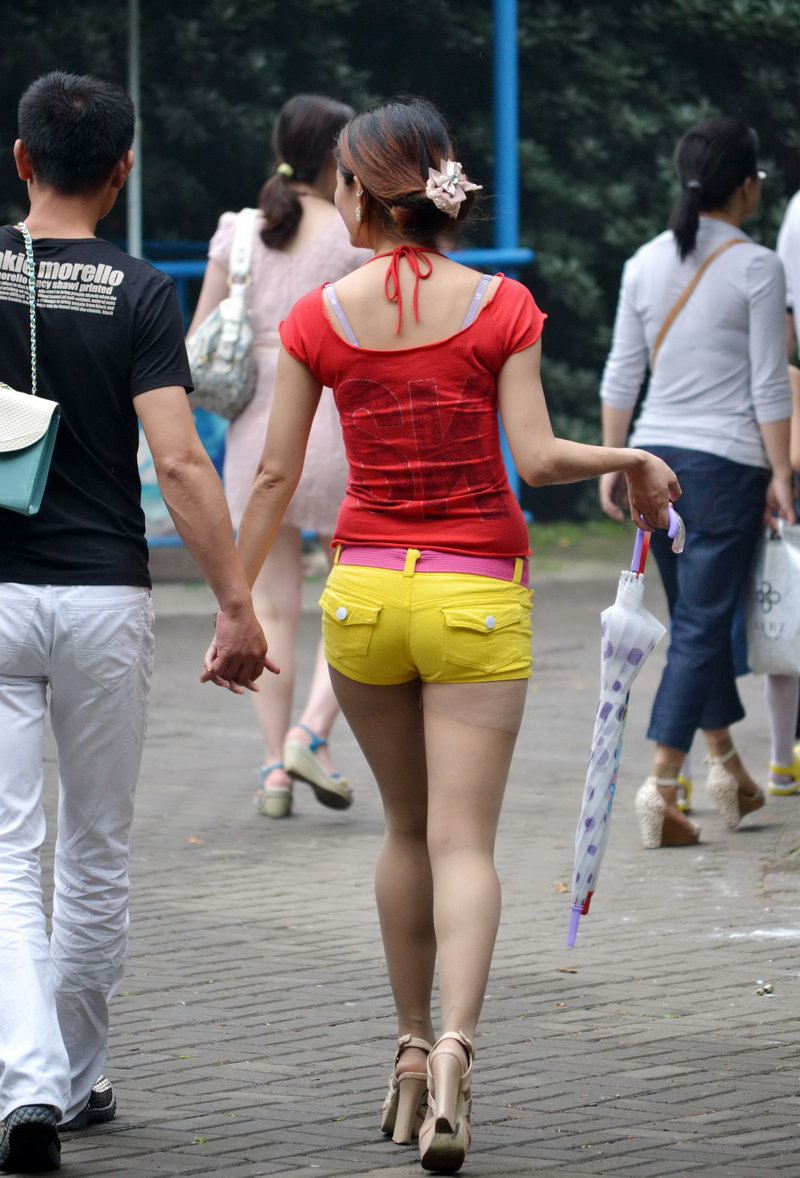 这大晴天的带个雨伞干吗