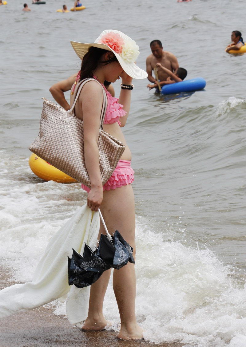 南沙滨海浴场街拍美眉