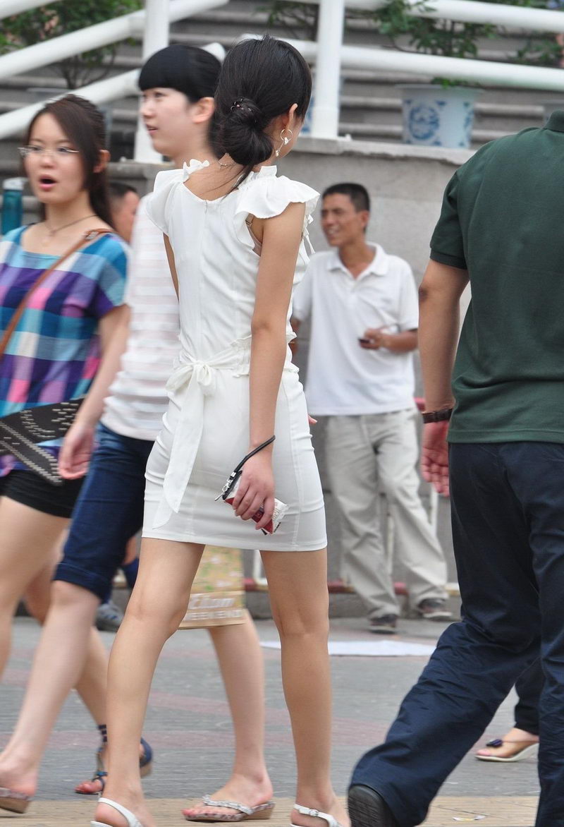深圳赛格广场街拍白色连衣裙美女