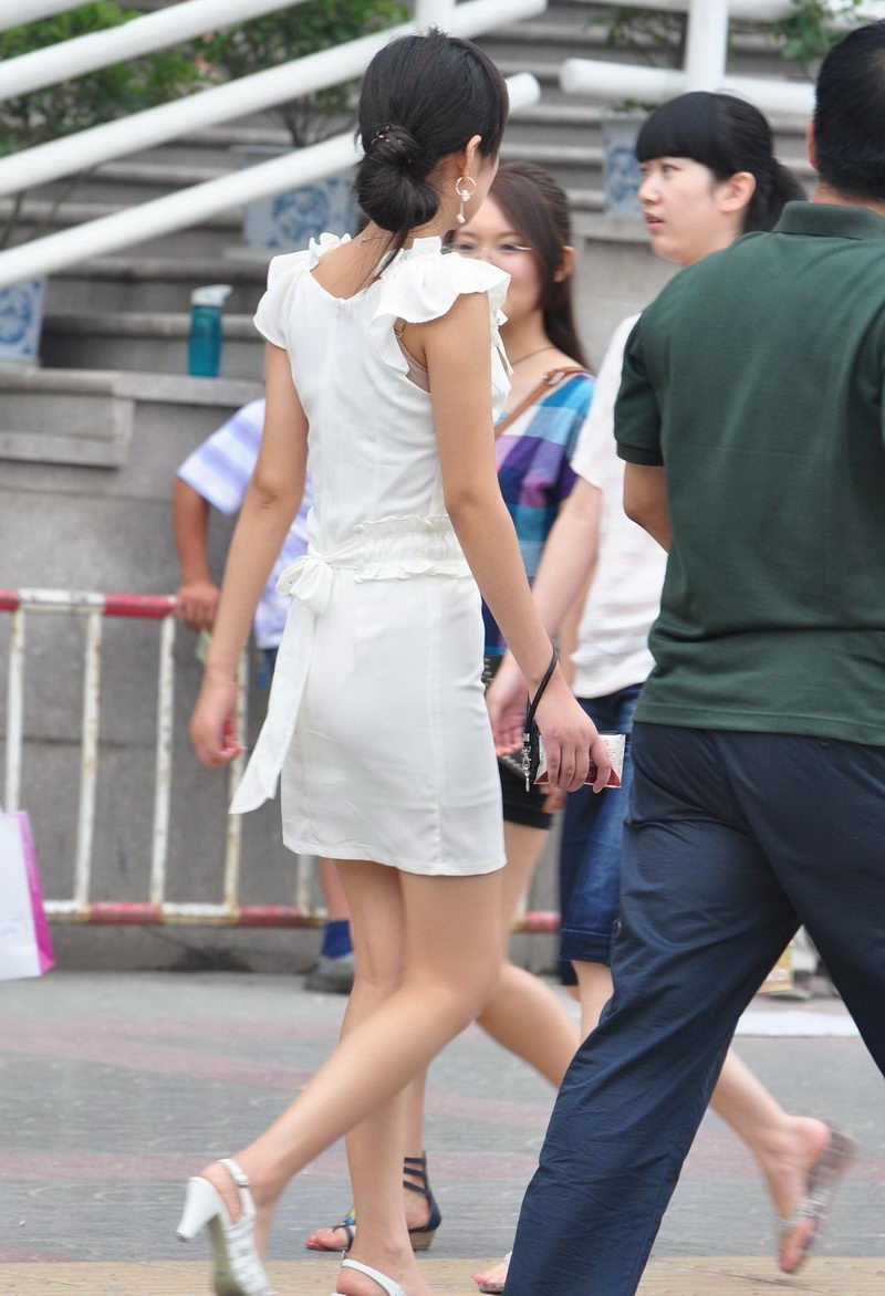 深圳赛格广场街拍白色连衣裙美女