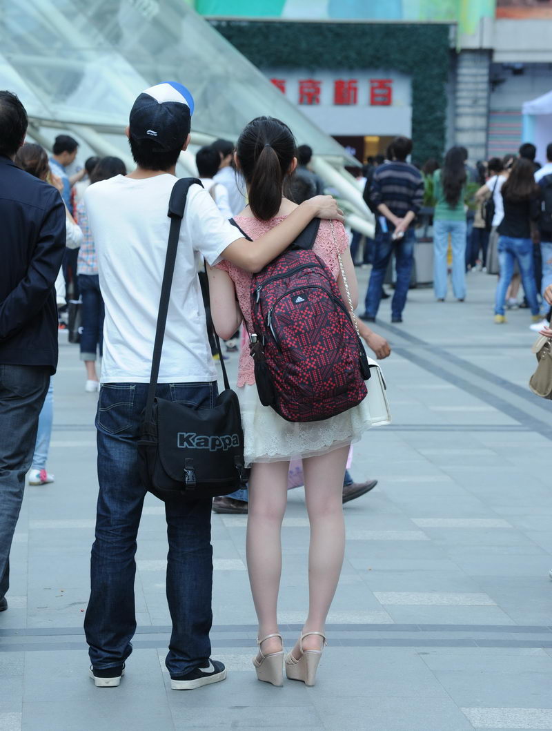 爱拍照的南京大学小白裙女生