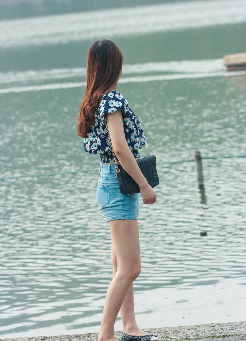 杭州植物园街拍的漂亮女生