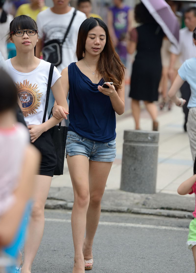 武汉一个步行街见到的美丽牛仔短裤女生