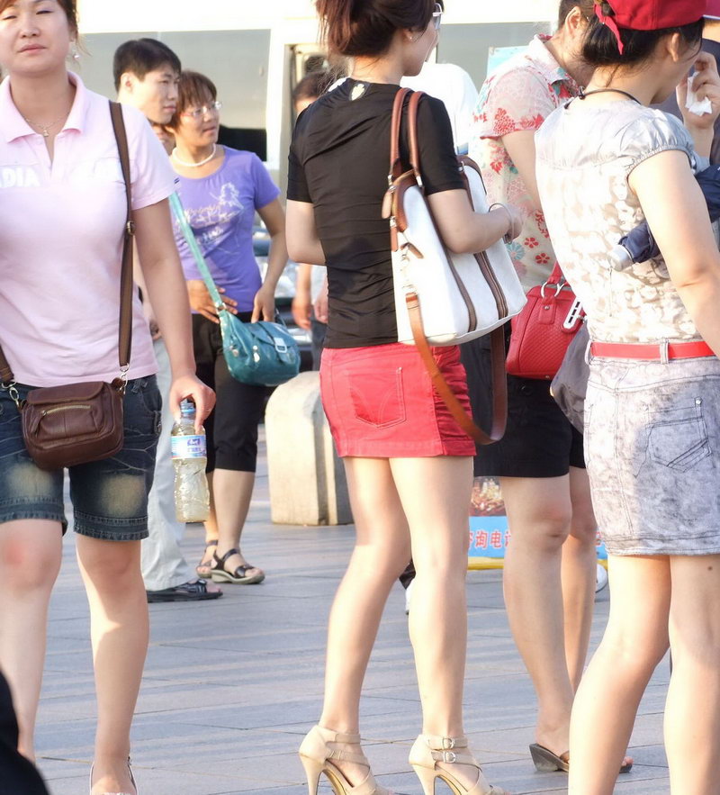 潍坊大学城里的超短裙美女