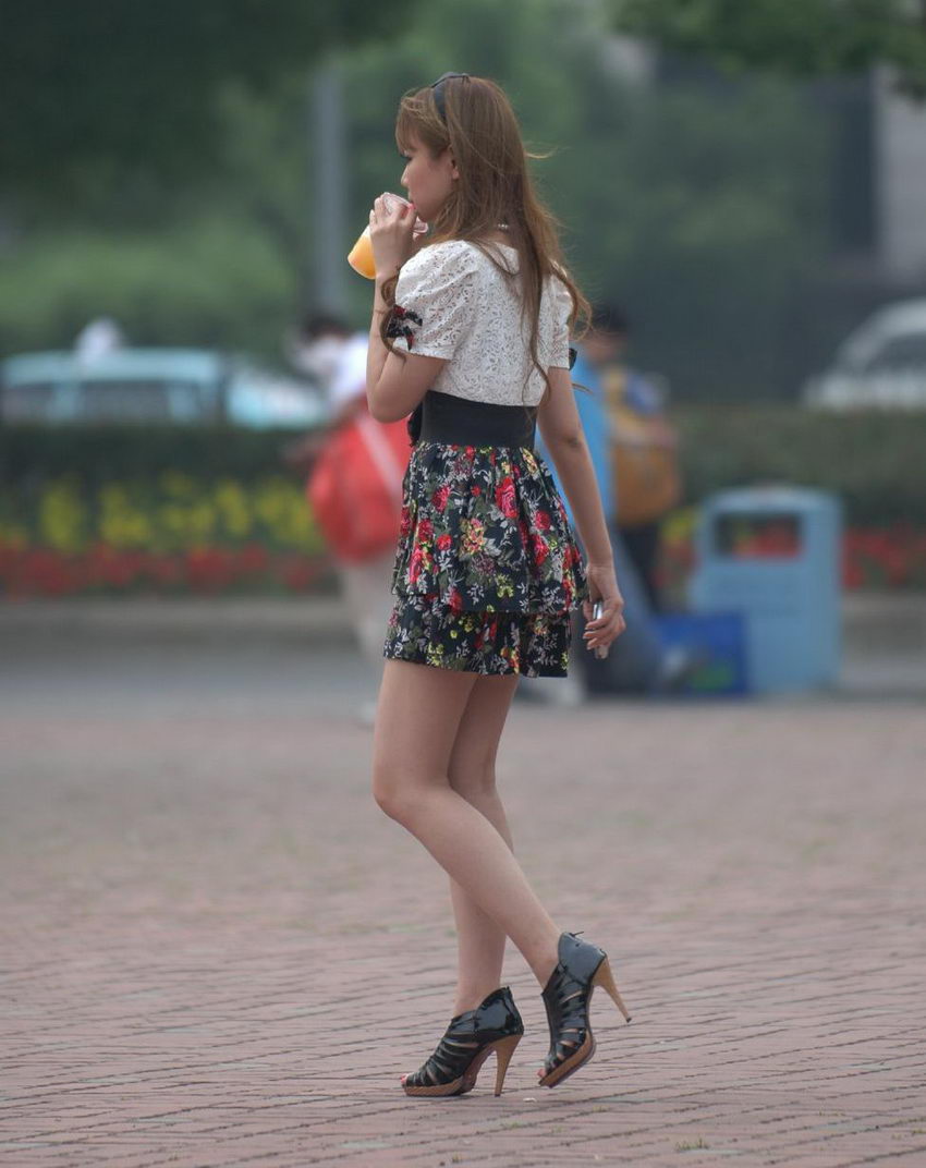 街拍爱喝果汁的MM